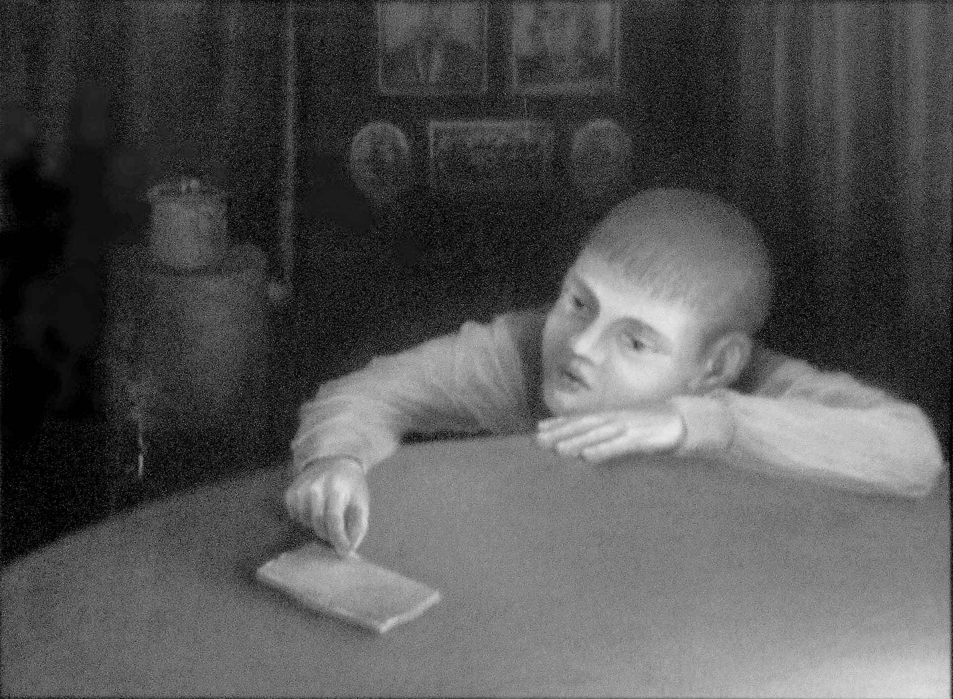 Подарок судьбы – плитка столярного клея. Григорий Парфёнов. Тоненькие пластиночки клея, которые удавалось отломить, были притягательнее леденцов. На вкус и запах не обращалось внимание. Приоритетным было общение с продуктом и ощущение прилива жизненных сил.